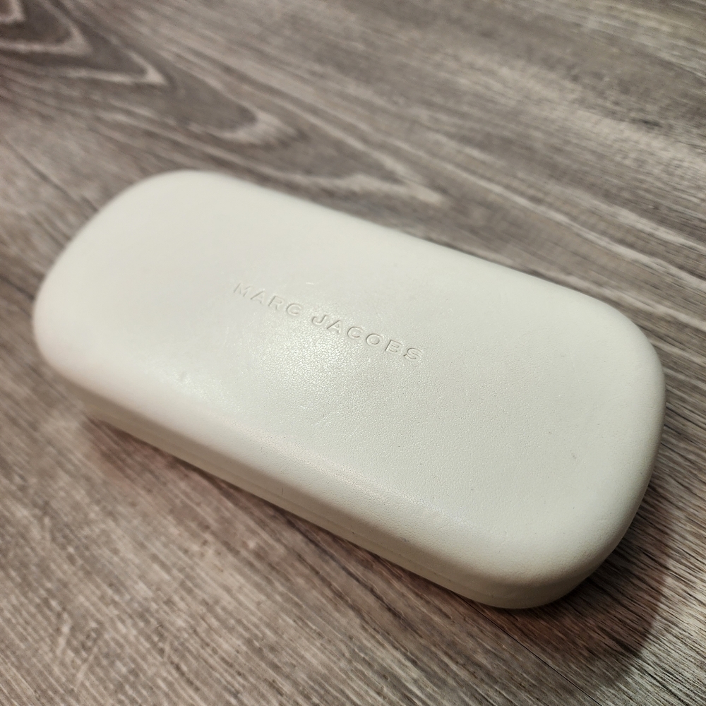 MARC JACOBS White Hard Case Glasses Clam Eyeglass Eyewear Carrier
